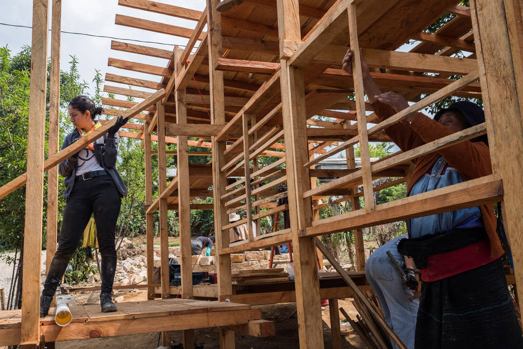 Taller de Teñido tradicional de la Lana, Juan Carlos Loyo Arquitectura Juan Carlos Loyo Arquitectura ログハウス