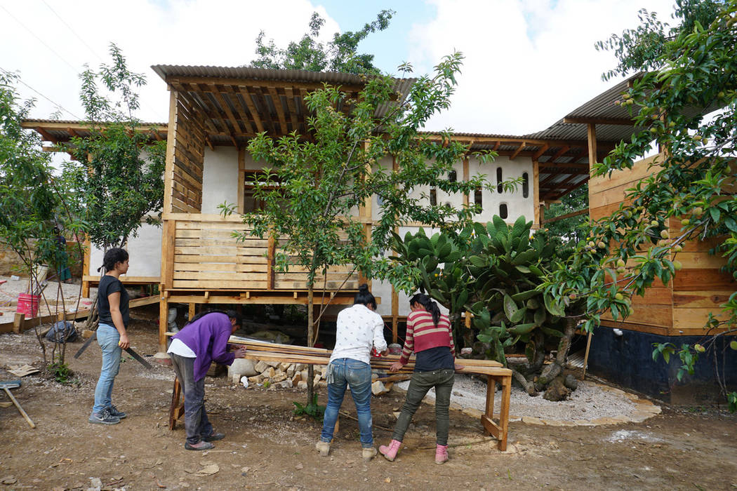 Taller de Teñido tradicional de la Lana, Juan Carlos Loyo Arquitectura Juan Carlos Loyo Arquitectura 層疊式原木屋