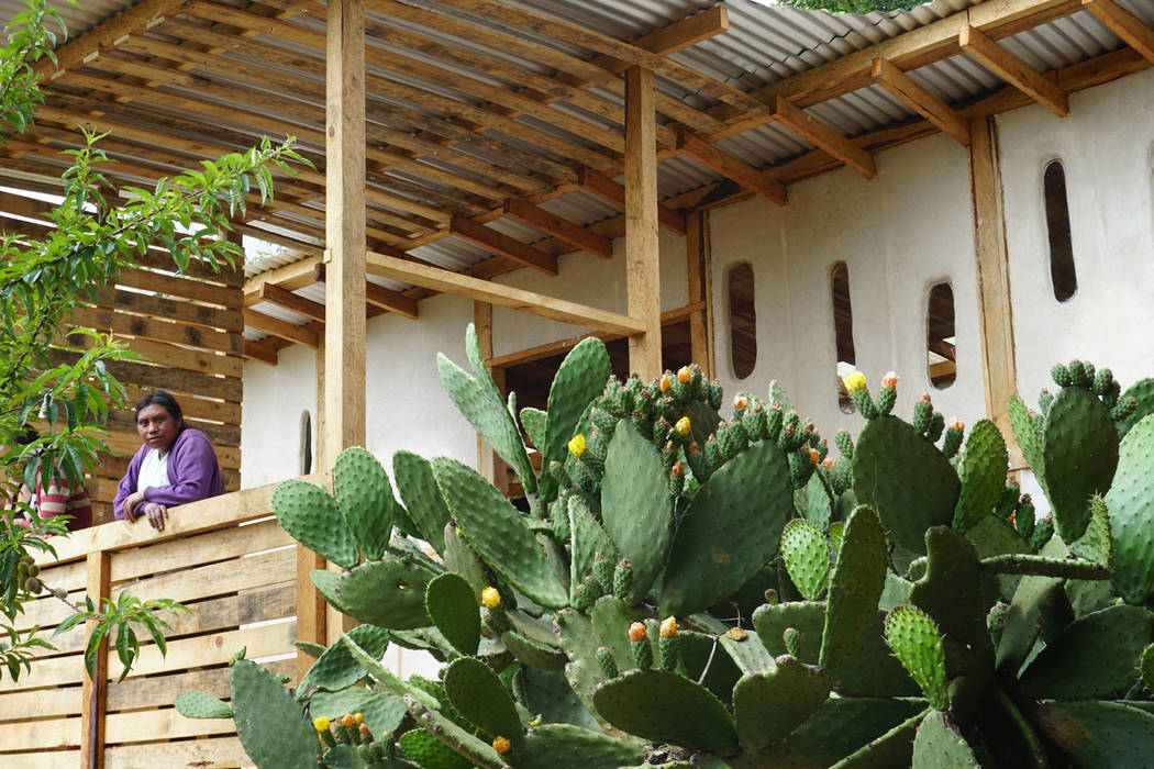 Taller de Teñido tradicional de la Lana, Juan Carlos Loyo Arquitectura Juan Carlos Loyo Arquitectura Chalets