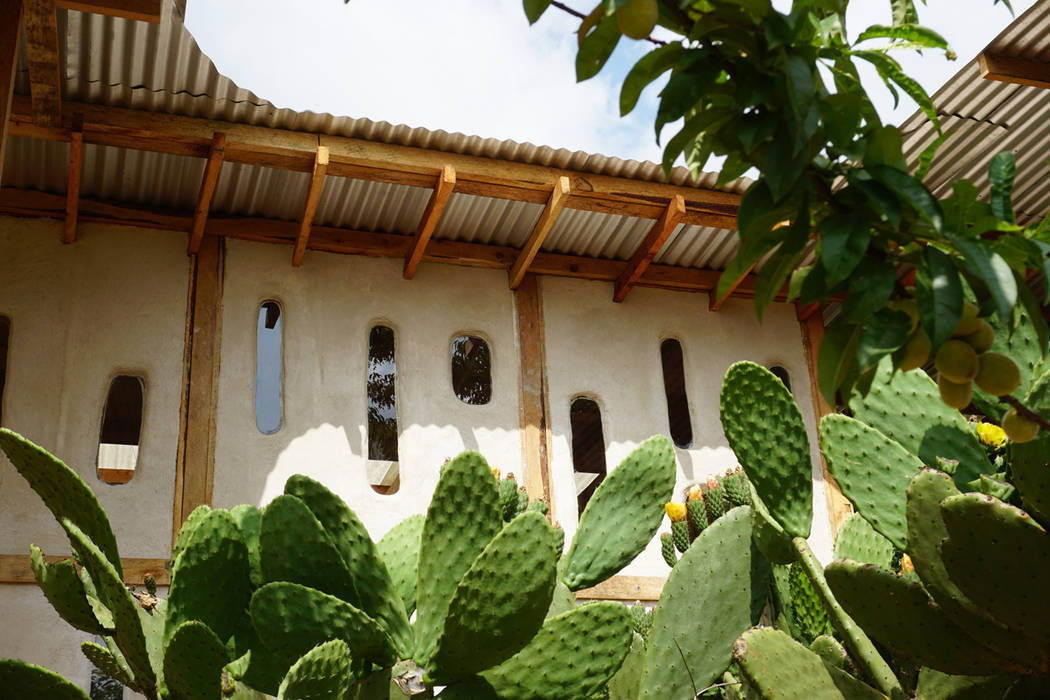 Taller de Teñido tradicional de la Lana, Juan Carlos Loyo Arquitectura Juan Carlos Loyo Arquitectura ログハウス