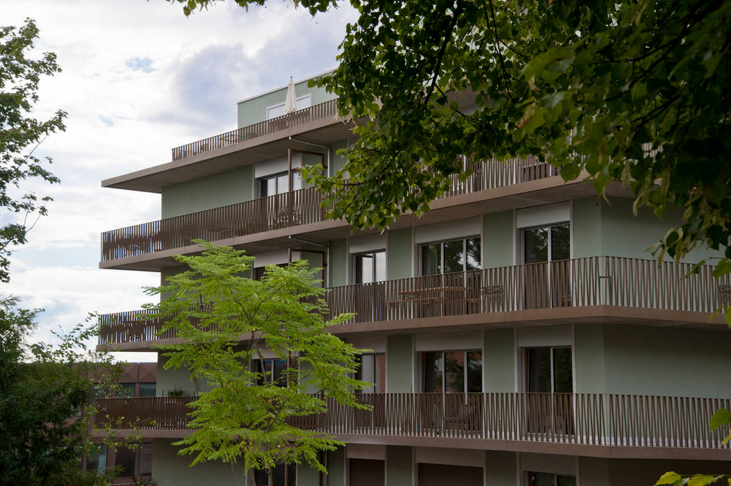 Umlaufende Balkone mitten im Grünen Juho Nyberg Architektur GmbH Mehrfamilienhaus Staketengeländer