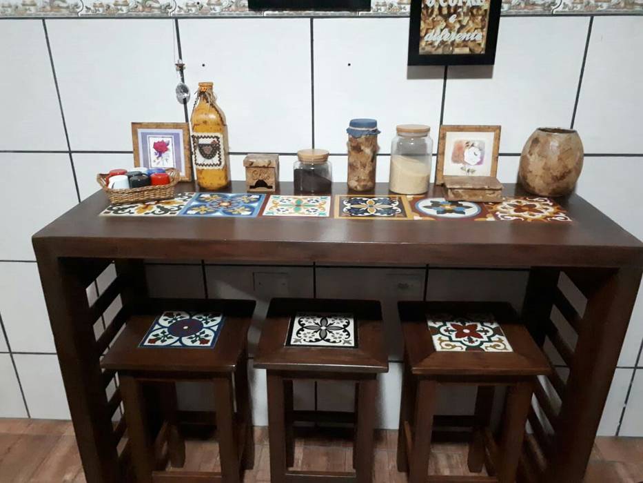 Decoração de Cozinha com Conjunto de Aparador e Banquetas Barrocarte Cozinhas rústicas Bancadas