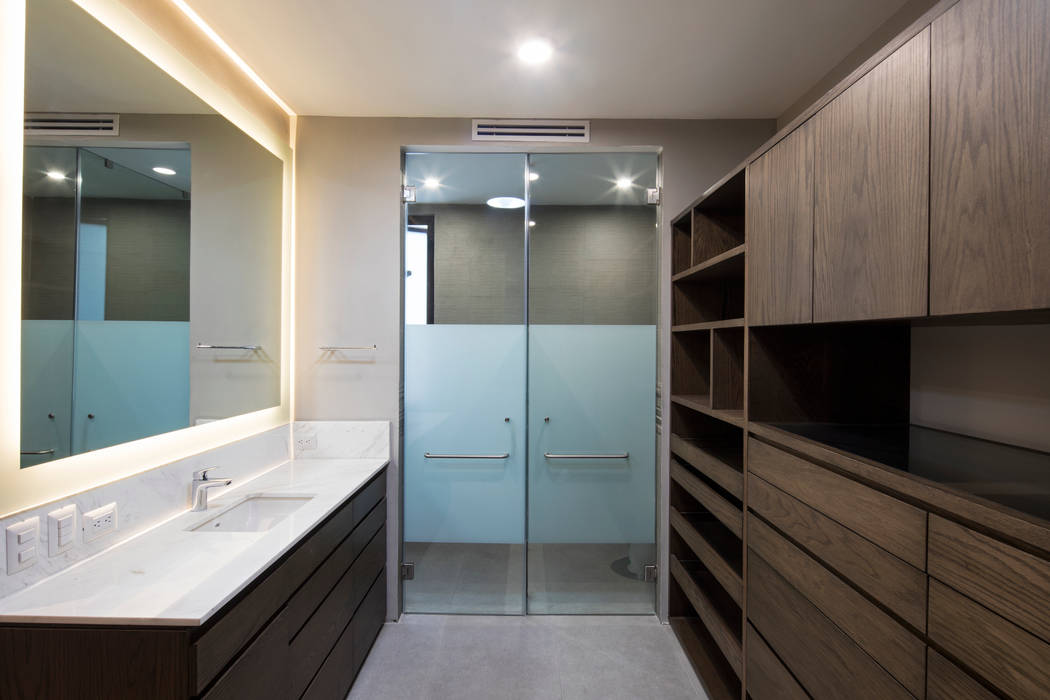 Baño/vestidor rec. secundaria VOA Arquitectos Vestidores modernos Madera Acabado en madera baño,vestidor,closet,instalación de closet y estanterías,tocador