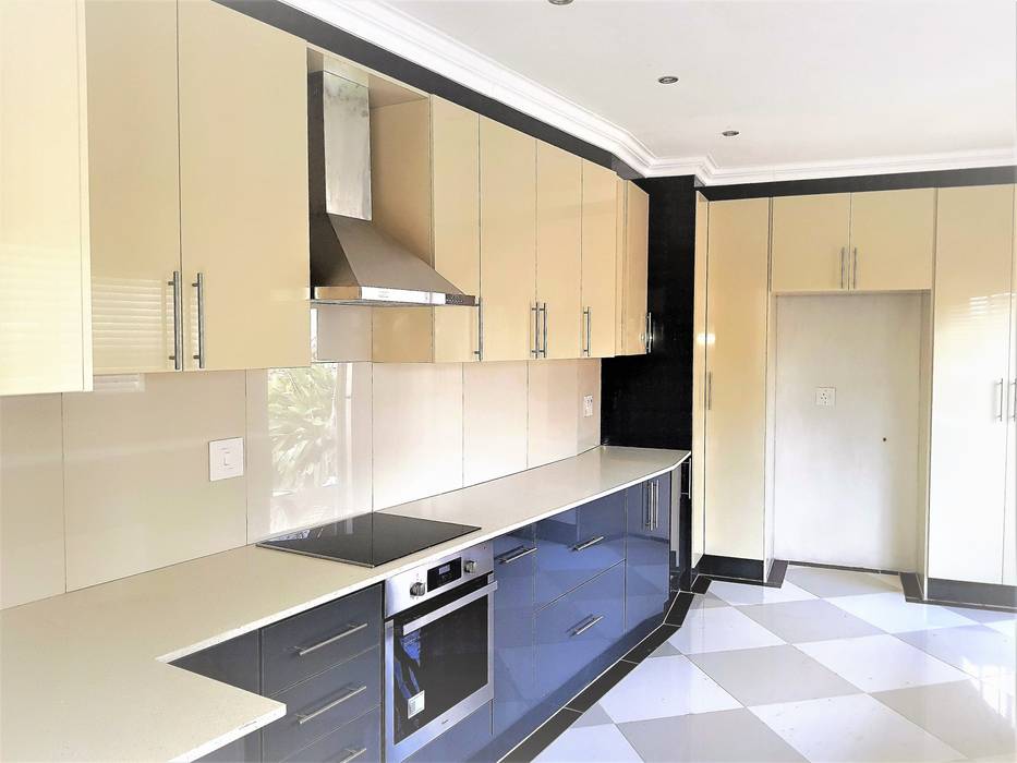 Modern Kitchen Revamp - High Gloss Two-tone , Zingana Kitchens and Cabinetry Zingana Kitchens and Cabinetry ครัวบิลท์อิน