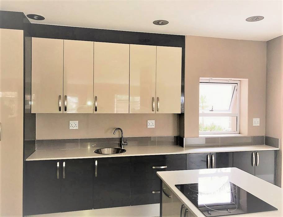 High Gloss Modern Two Tone Kitchen , Zingana Kitchens and Cabinetry Zingana Kitchens and Cabinetry Built-in kitchens