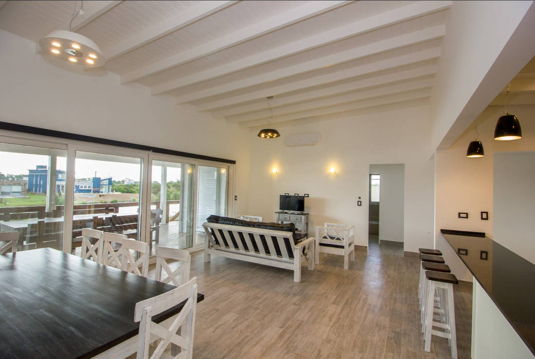 Living comedor con acceso a la terraza JOM HOUSES Salas de estilo minimalista