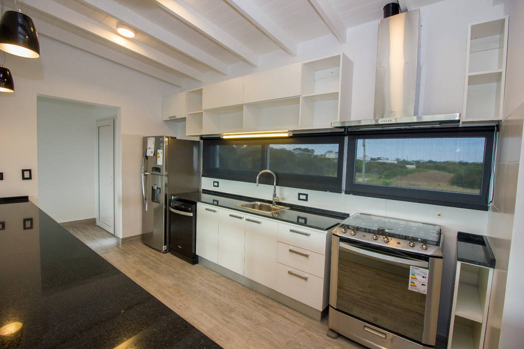 B° Ecuestre 386 - Diseño y construcción de una casa modular en Costa Esmeralda, JOM HOUSES JOM HOUSES وحدات مطبخ