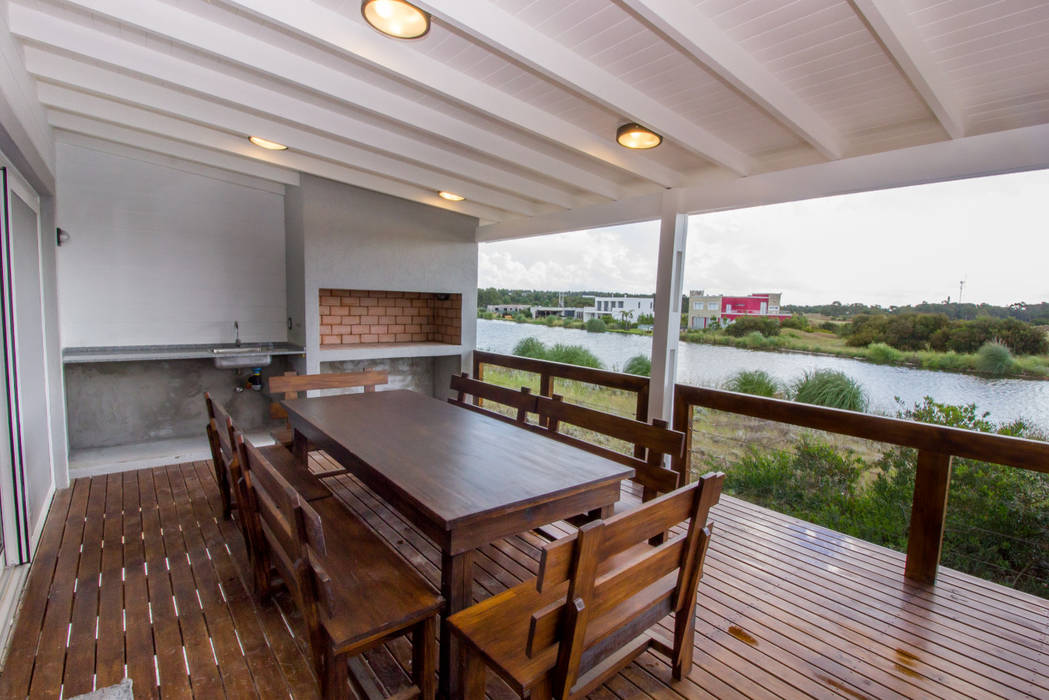 Terraza con parrilla y vista a la laguna JOM HOUSES Balcones y terrazas de estilo minimalista