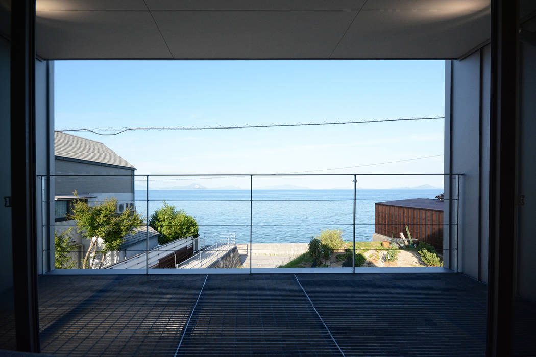 View of the sea from the veranda 土居建築工房 Terrace Aluminium/Zinc Overlooking the sea Veranda