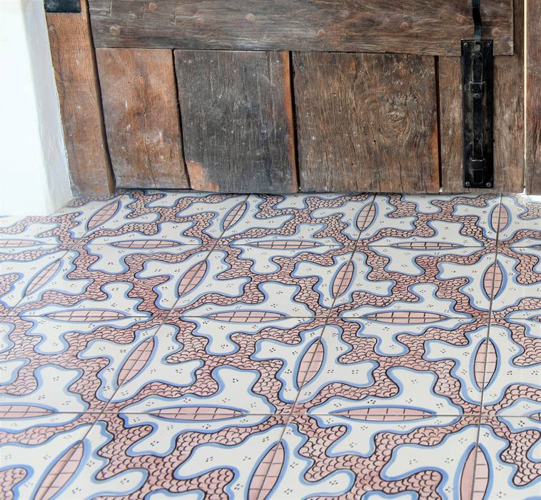 Azulejo pintado a mano para el pavimento de una preciosa casa en Ibiza., Artelux Artelux Cầu thang Gạch ốp lát