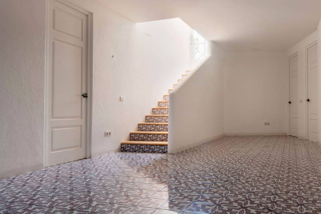 Azulejo pintado a mano para el pavimento de una preciosa casa en Ibiza. Artelux Escaleras Azulejos tile,personalizado