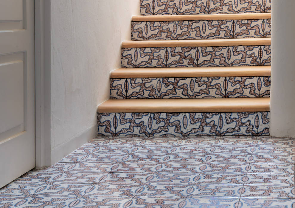Azulejo pintado a mano para el pavimento de una preciosa casa en Ibiza. Artelux Escaleras Azulejos
