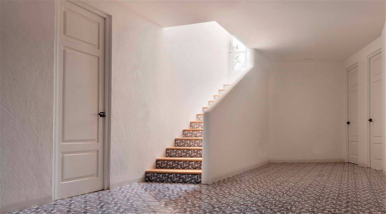 Azulejo pintado a mano para el pavimento de una preciosa casa en Ibiza., Artelux Artelux Mediterranean corridor, hallway & stairs Tiles