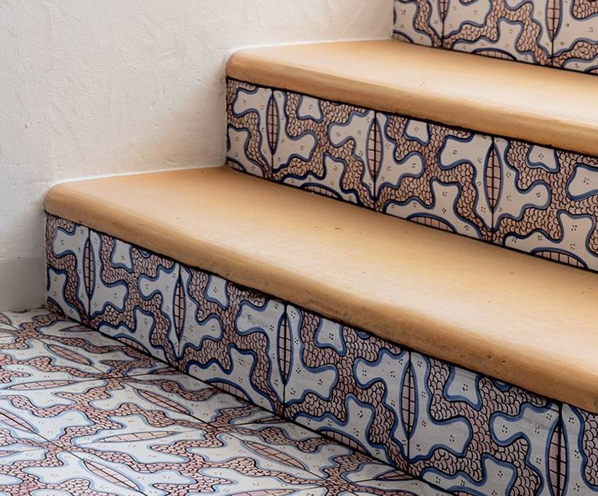 Azulejo pintado a mano para el pavimento de una preciosa casa en Ibiza. Artelux Escaleras Azulejos