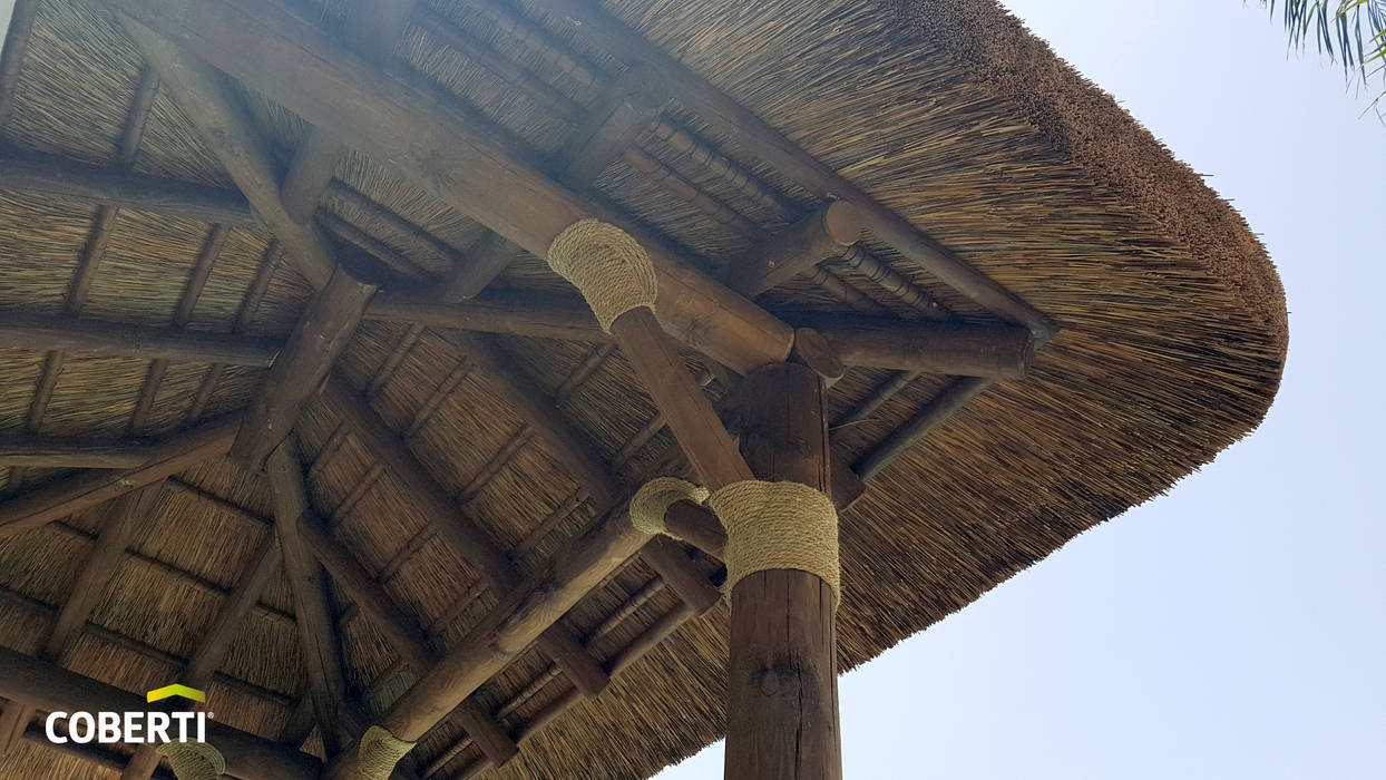 Pérgola de Junco Africano, COBERTI COBERTI Bodegas de jardín Madera Acabado en madera