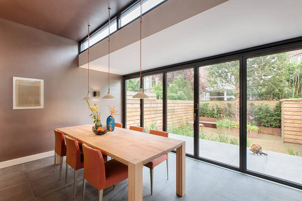 Herenhuis : uitbouw, inrichting & tuinarchitectuur, StrandNL architectuur en interieur StrandNL architectuur en interieur Comedores de estilo moderno