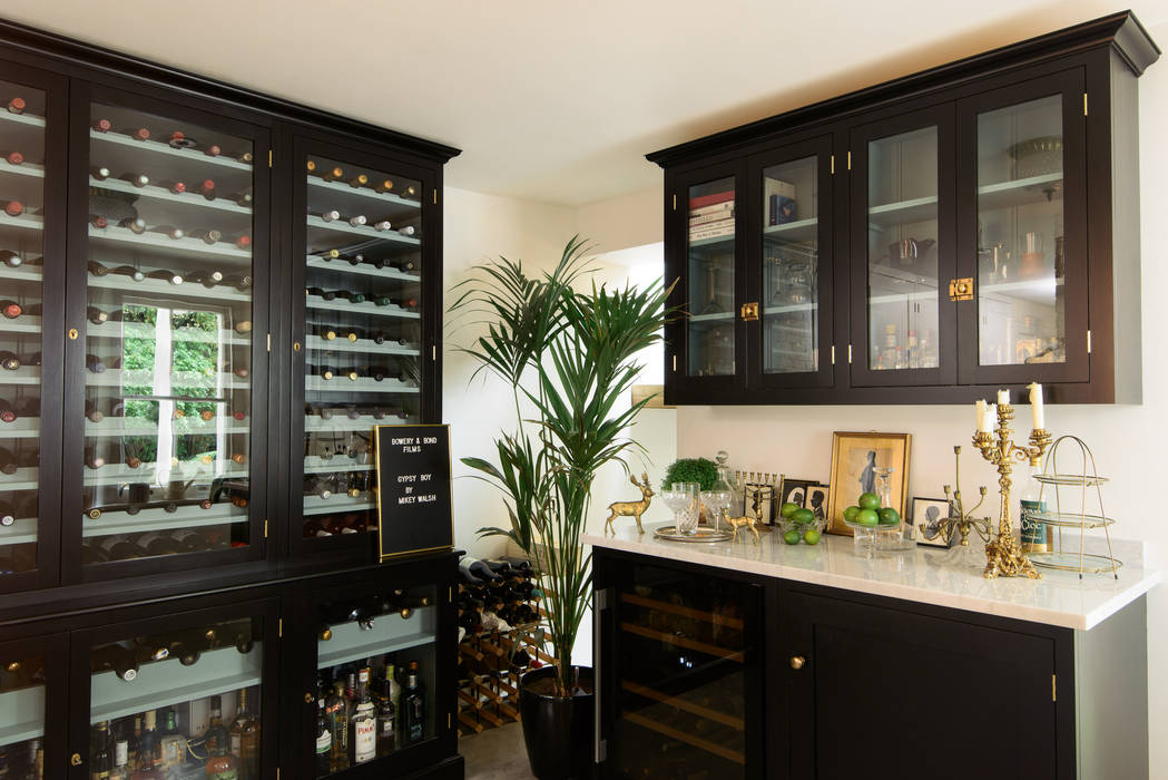 The Shaker Bar Room by deVOL deVOL Kitchens Classic style wine cellar Solid Wood Multicolored