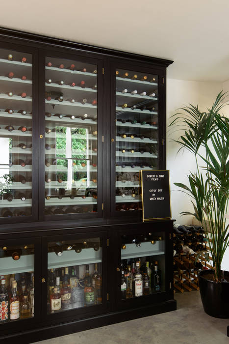 The Regent's Park 'Cellar Bar' by deVOL, deVOL Kitchens deVOL Kitchens Bodegas de estilo clásico Madera maciza Multicolor