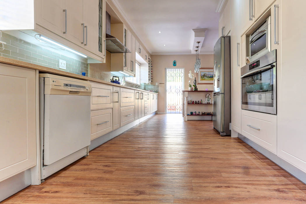 Residential Project, Northcliff, Wanabiwood Flooring Wanabiwood Flooring Classic style kitchen