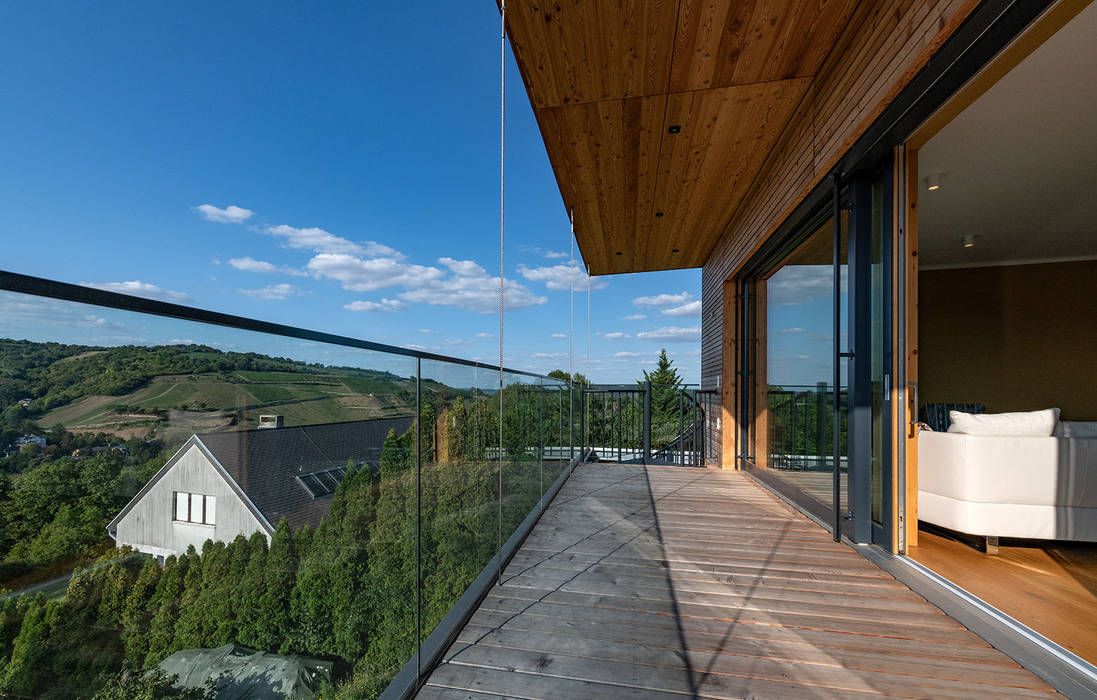 HAUS IN WEIDLING, AL ARCHITEKT - in Wien AL ARCHITEKT - in Wien Modern style balcony, porch & terrace Wood Wood effect