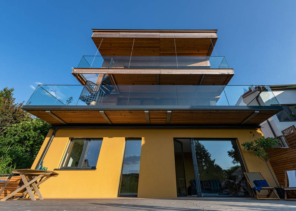 HAUS IN WEIDLING: Rückansicht AL ARCHITEKT - in Wien Moderne Häuser Holz Holznachbildung Passivhaus, Holzhaus, Einfamilienhaus