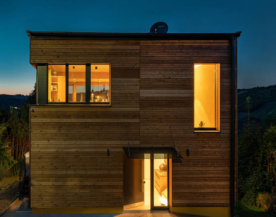 HAUS IN WEIDLING: Vorderansicht AL ARCHITEKT - in Wien Moderne Häuser Holz Holznachbildung Passivhaus, Holzhaus, Einfamilienhaus, Holzriegelfassade