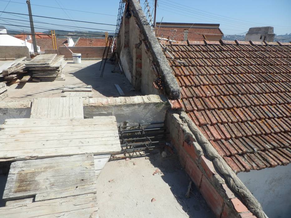 Alteração e Beneficiação de Quatro Moradias - Loures, ENGIMULTI ENGIMULTI Gable roof Ceramic