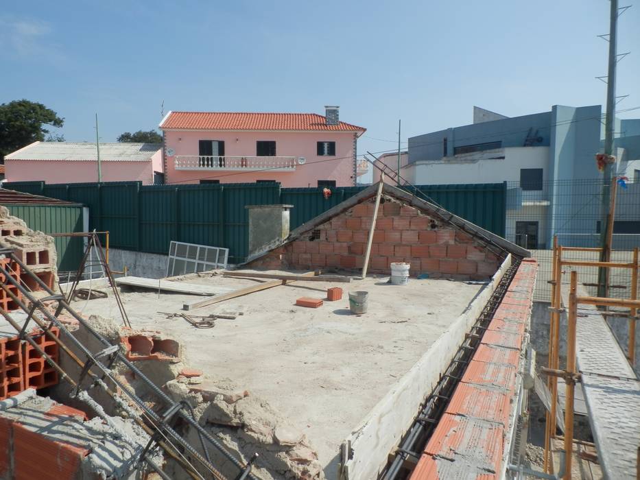 Alteração e Beneficiação de Quatro Moradias - Loures, ENGIMULTI ENGIMULTI Mái chóp nhọn gốm sứ