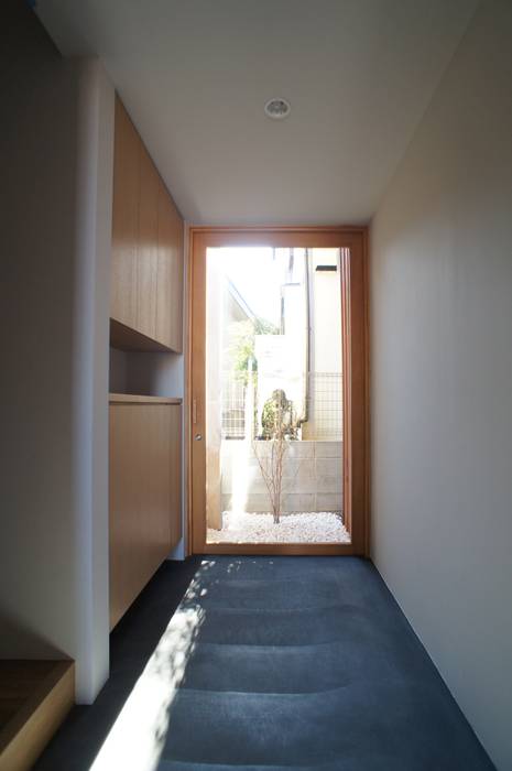 変形旗竿地に建つアトリエのある家, 一級建築士事務所A-SA工房 一級建築士事務所A-SA工房 Modern corridor, hallway & stairs Wood Wood effect