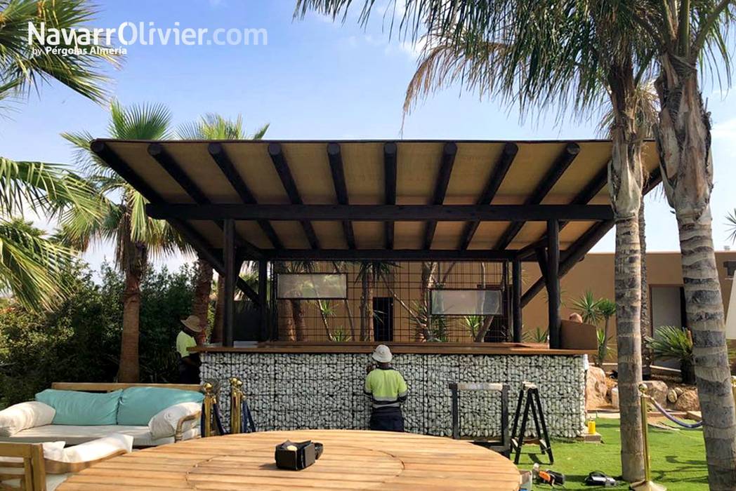 ¡Hecho a la medida! Jardín con Bar Techado , NavarrOlivier NavarrOlivier Ruang Komersial Kayu Wood effect Restoran