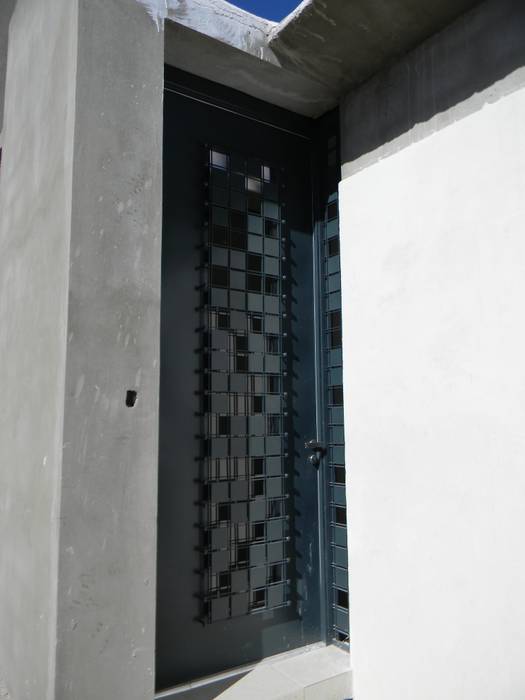 Casa Bosques del Rejon, Constru - Acción Constru - Acción Puertas de estilo minimalista Metal