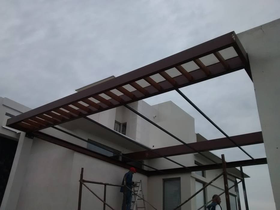 Casa Bosques del Rejon, Constru - Acción Constru - Acción Balcones y terrazas minimalistas Metal
