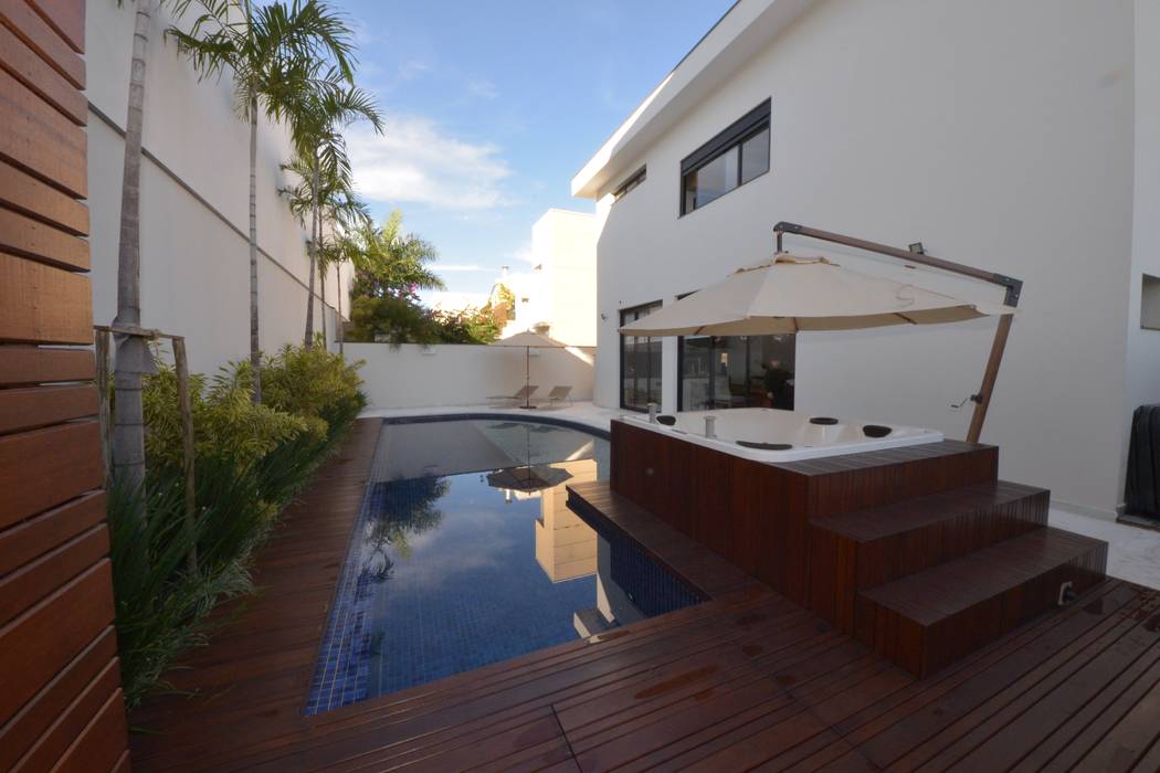 Área de Lazer com piscina Andréa Generoso - Arquitetura e Construção Jardins minimalistas spa,piscinaacom prainha,prainha,ombrelone