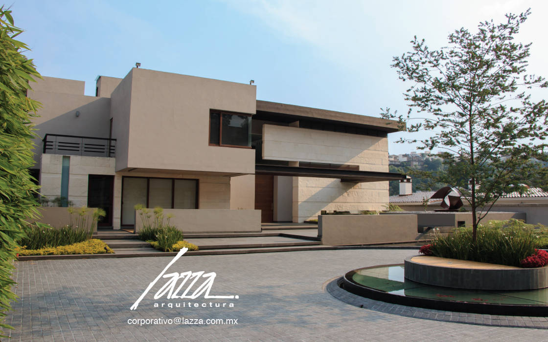 Entrada con motor lobby y fuente homify