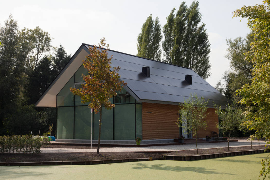 Integrated solar roof villa, AERspire AERspire Cobertizos