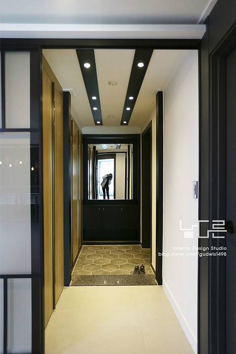 수성e편한세상 45평, 남다른디자인 남다른디자인 Modern Corridor, Hallway and Staircase