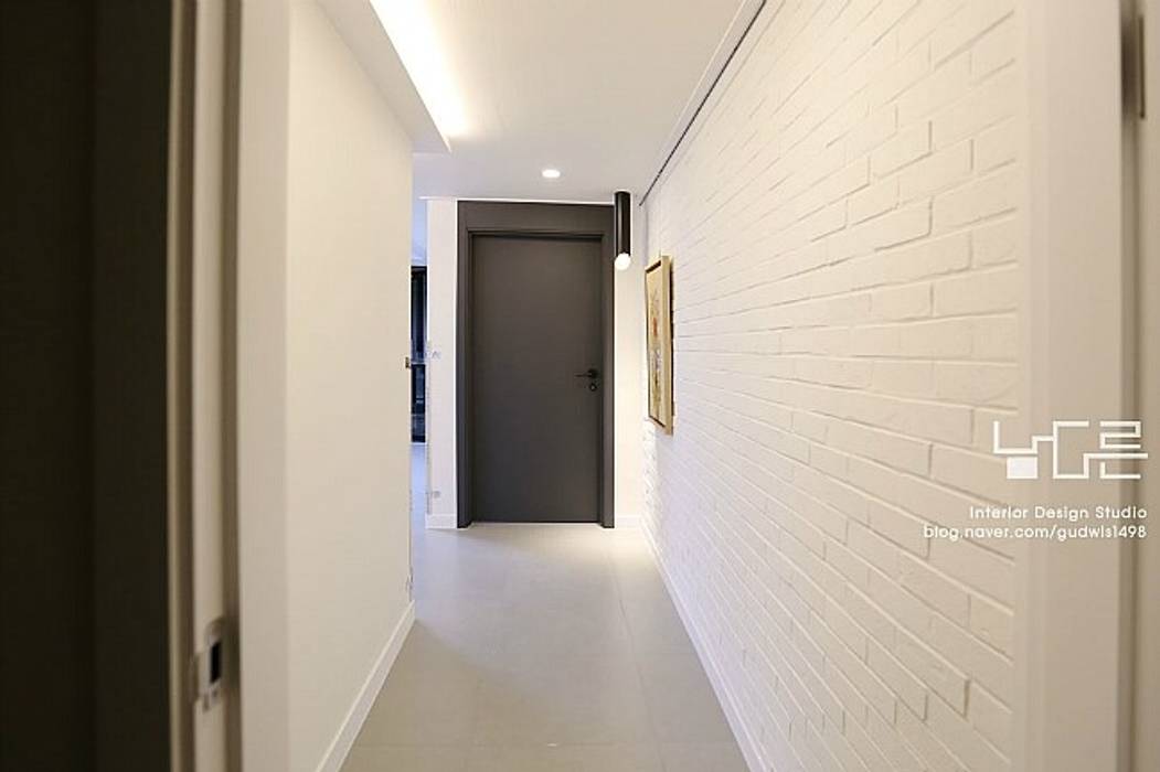수성e편한세상 45평, 남다른디자인 남다른디자인 Modern corridor, hallway & stairs