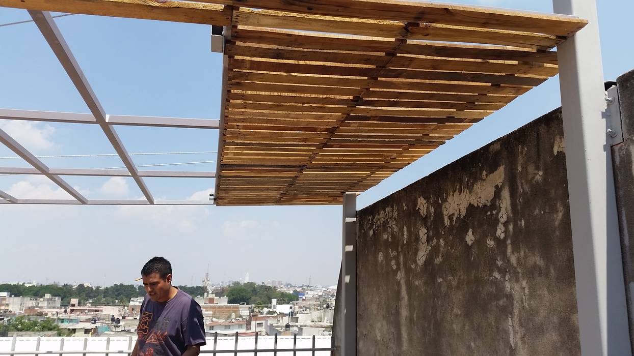 realizacion de terraza con materiales reciclados, arkiteck arkiteck หลังคา