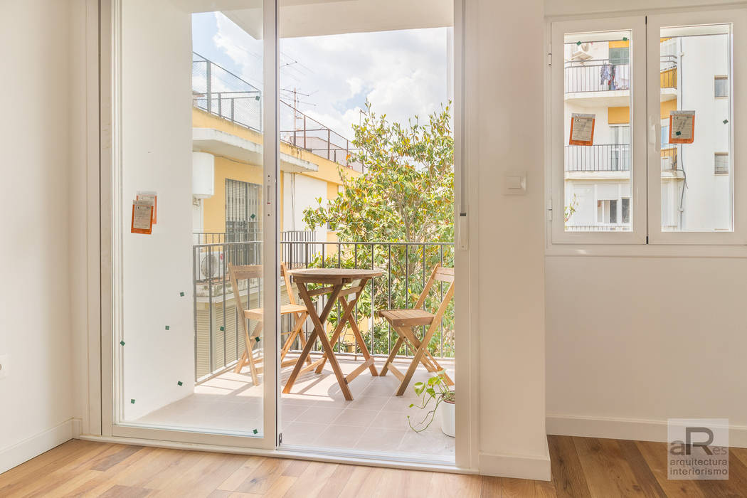 30.000 € para REMODELAR esta fabulosa VIVIENDA de 65 m2 en Sevilla, Ares Arquitectura Interiorismo Ares Arquitectura Interiorismo Balcones y terrazas de estilo moderno