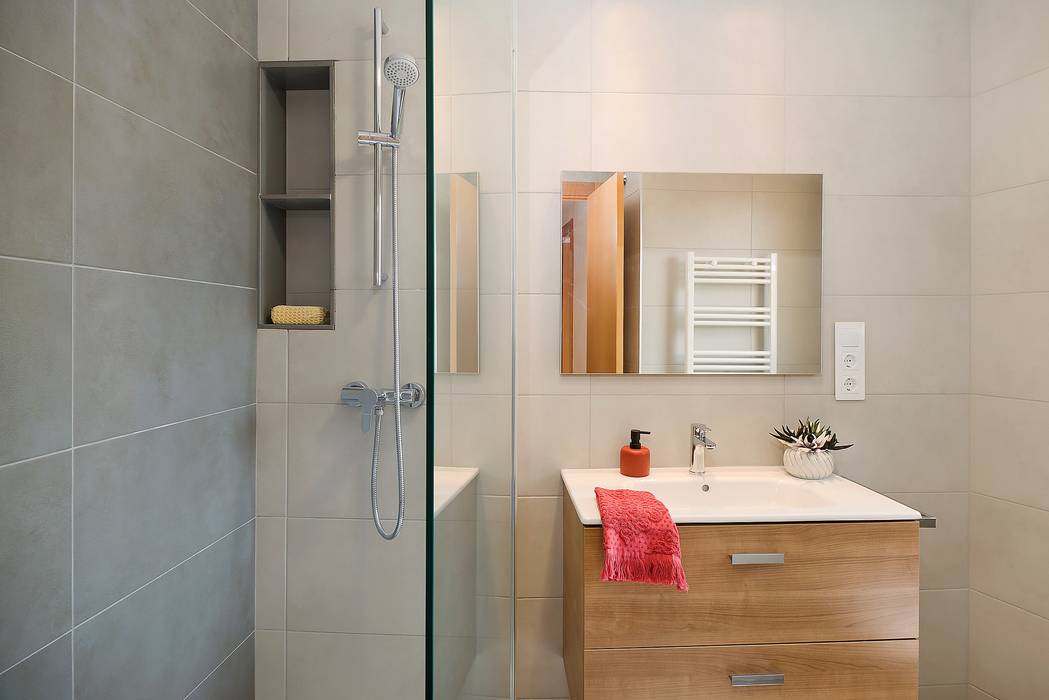 Home Staging en un Piso para Millennials, Markham Stagers Markham Stagers Modern Bathroom