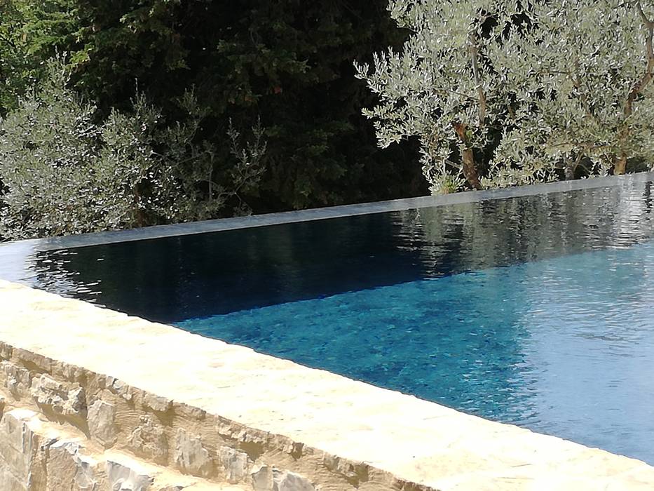 INFINITY POOL IN CHIANTISHIRE :, STUDIO MORALDI STUDIO MORALDI Piscinas de jardim Pedra Calcária