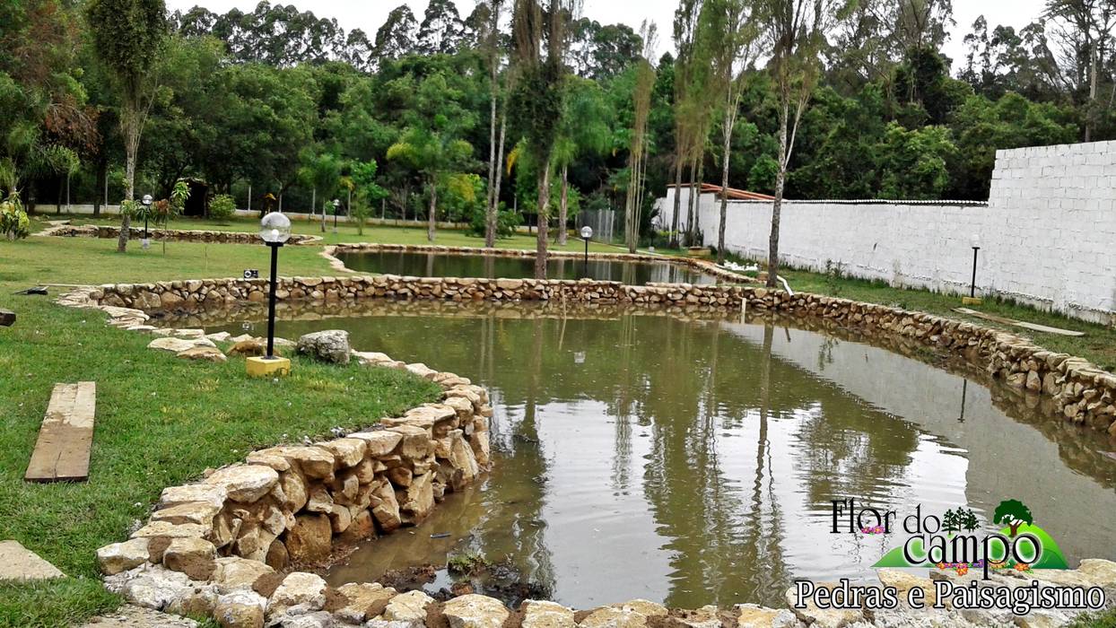 Muros de arrimo com pedras em volta do lago Flor do Campo Pedras e Paisagismo Lagos e Lagoas de jardins