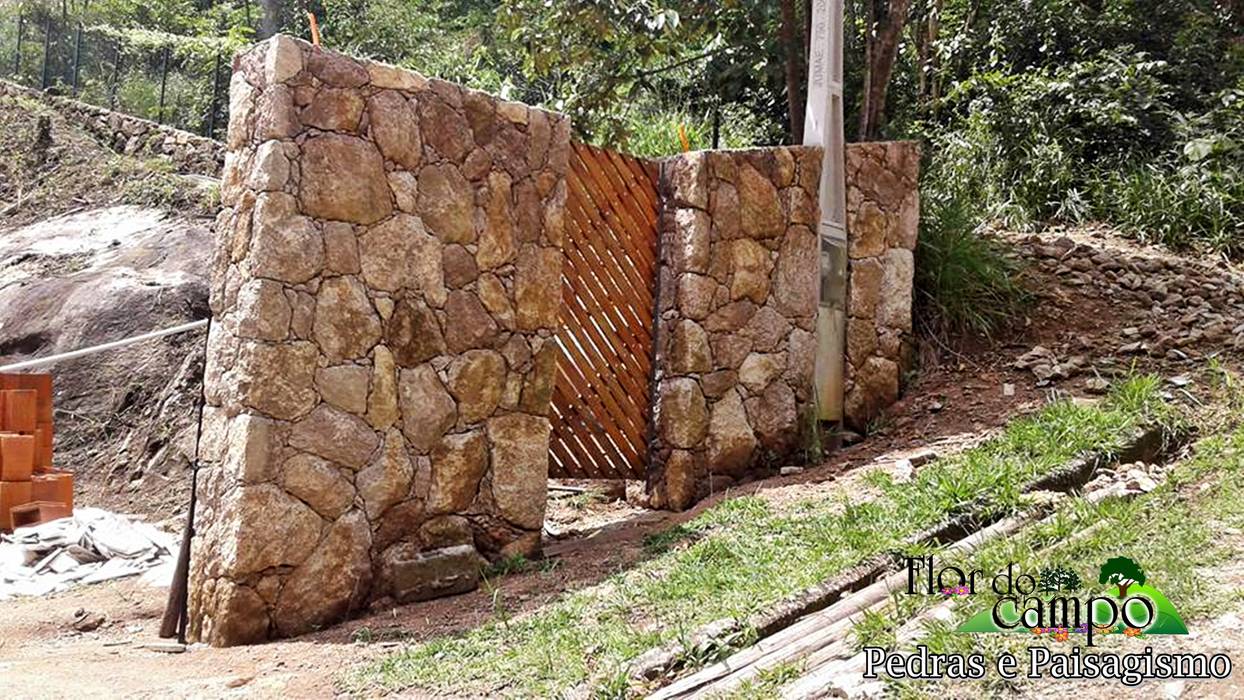 Exemplos de muros de arrimo com pedras, Flor do Campo Pedras e Paisagismo Flor do Campo Pedras e Paisagismo 러스틱스타일 벽지 & 바닥