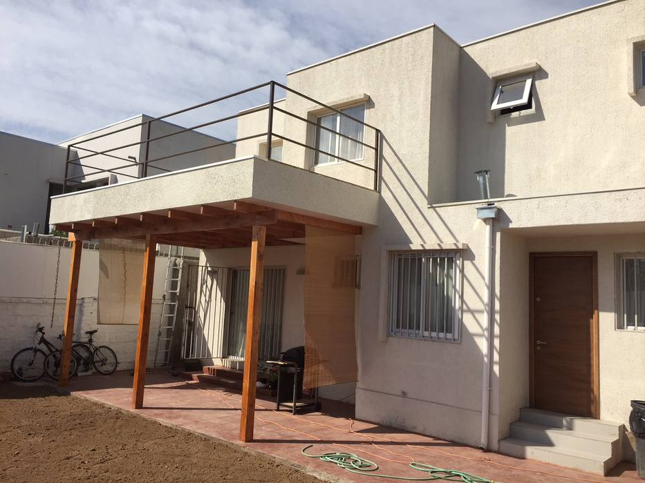 Terraza cubierta por balcón de segundo piso Arqsol Casas estilo moderno: ideas, arquitectura e imágenes