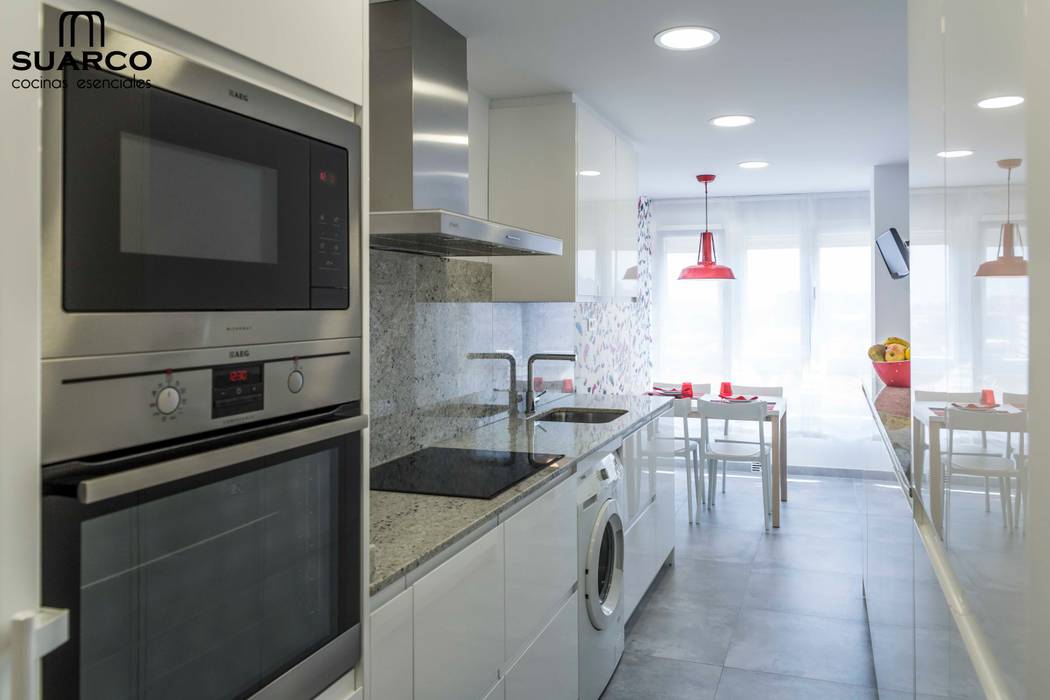 Cocina Blanca de líneas moderna sin tiradores, Suarco Suarco Unit dapur