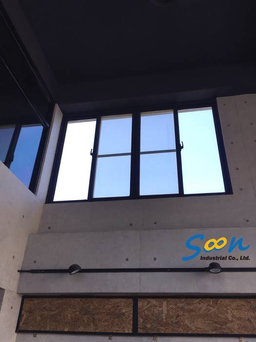 但窗戶位於一般成人無法碰觸到的高度 Soon Industrial Co., Ltd. 商业空间 金屬 電動橫拉窗,橫拉窗電動開窗器,辦公室&店面