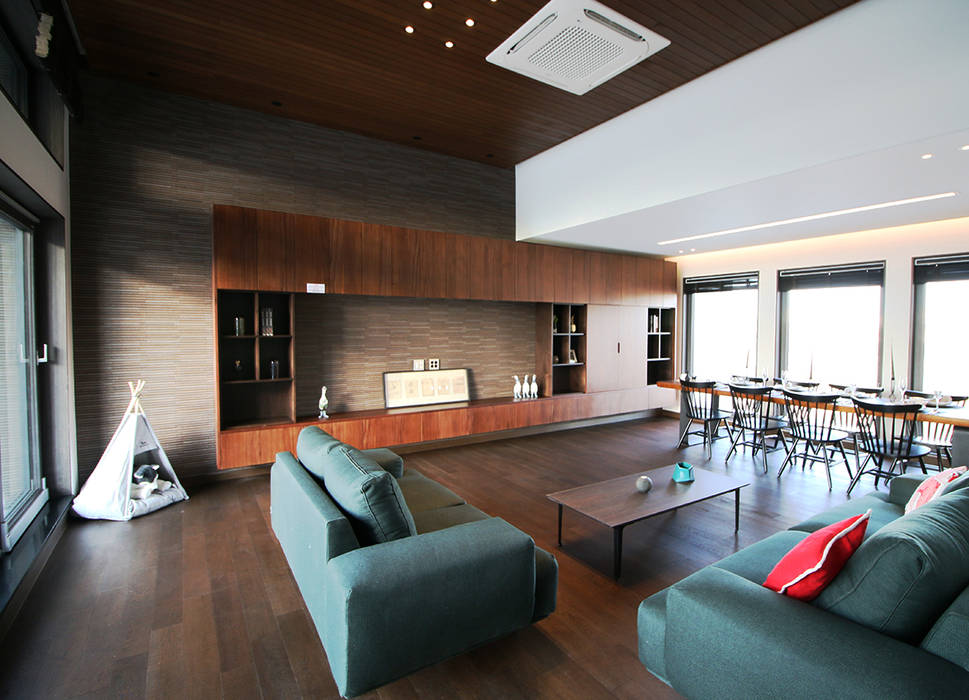 3세대 주택의 기능을 가진 고급 모던주택, 더존하우징 더존하우징 Livings modernos: Ideas, imágenes y decoración