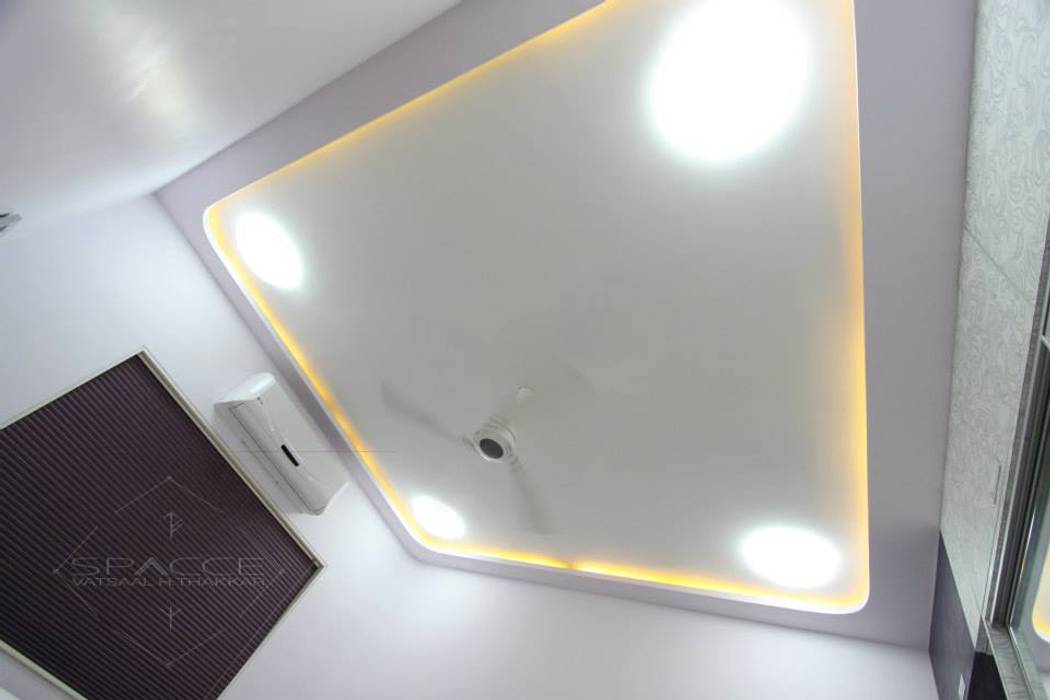 BLACK & WHITE, SPACCE INTERIORS SPACCE INTERIORS Flat roof Rectangle,Automotive exterior,Gas,Tints and shades,Technology,Sconce,Shade,Fluorescent lamp,Ceiling fixture,Ceiling