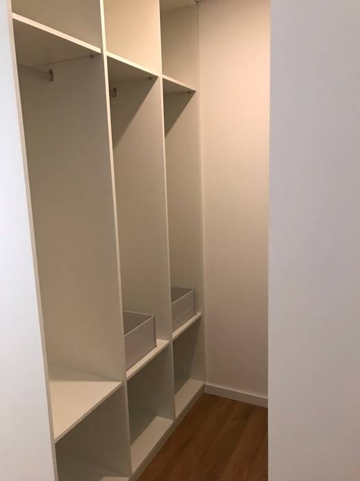 Moradia de 172m2 - chave na mão, Drevo - Wood Solutions Lda Drevo - Wood Solutions Lda Ruang Ganti Minimalis Wardrobes & drawers