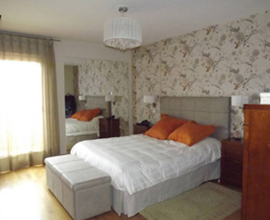 Dormitorio principal con cabecero tapizado Almudena Madrid Interiorismo, diseño y decoración de interiores Dormitorios de estilo moderno Ámbar/Dorado